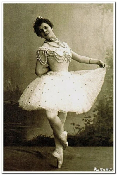 另一位来自米兰的皮叶丽娜·莱格纳尼（Pierina Legnani）步前者后尘，也自1892年起在马林斯基剧院跳舞，在彼季帕的剧目，如《灰姑娘》《天鹅湖》和《雷蒙达》中扮演了著名的角色。莱格纳尼获得了“女伶之冠”的称号，…