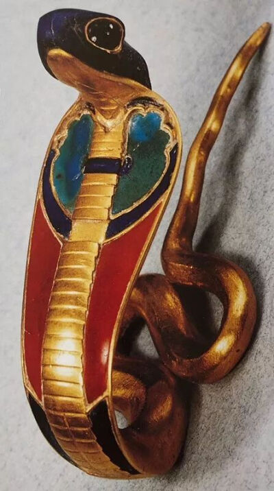 ▲ 辛努塞尔特二世王冠上的法老守护神黄金，青金石（蛇头），石榴石（蛇眼）作于古埃及第十二王朝，约公元前19世纪现藏于埃及开罗国家博物馆