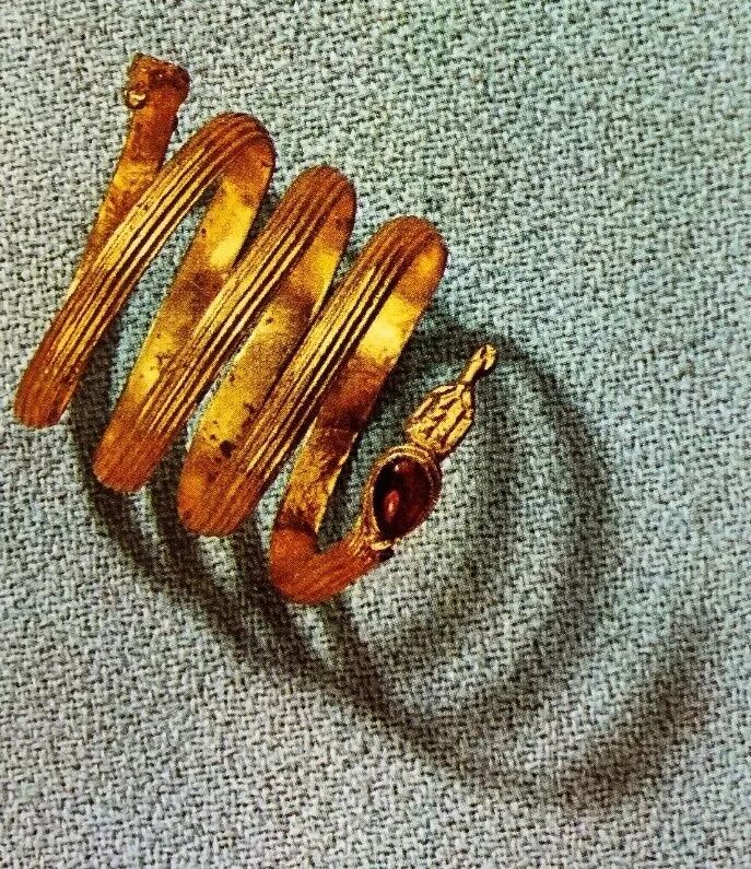 ▲ 古希腊蛇形金戒指希腊化时代（公元前四世纪到公元后一世纪）现藏德国普福尔茨海姆珠宝博物馆 