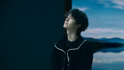 YIBO-OFFICIAL：
#YIBO MOMENT#
开工第一天，打起精神来！！
惊喜侧拍花絮图送达！@UNIQ-王一博 ​​​