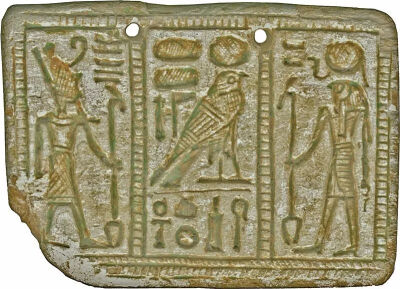 ▲ 古埃及圣符胸牌，阿图姆（左）和拉·哈拉胡提（右）以及太阳隼（中），公元前1292-前945年（新王国-第三中断期早期），绿釉滑石，3.7 x 5.3 x 0.5 cm美国巴尔的摩沃尔特斯艺术博物馆藏