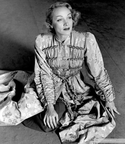 Marlene Dietrich wearing Schiaparelli's [house] coat, Paris, France.
Ph:Lee Miller,for Vogue 1944.