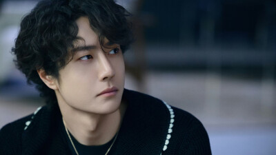 YIBO-OFFICIAL：
#YIBO MOMENT#
开工第一天，打起精神来！！
惊喜侧拍花絮图送达！@UNIQ-王一博 ​​​