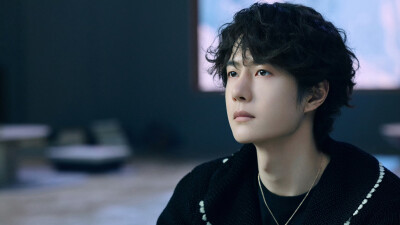 YIBO-OFFICIAL：
#YIBO MOMENT#
开工第一天，打起精神来！！
惊喜侧拍花絮图送达！@UNIQ-王一博 ​​​