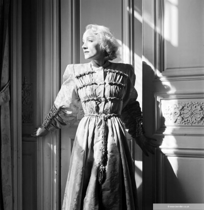 Marlene Dietrich wearing Schiaparelli's [house] coat, Paris, France.
Ph:Lee Miller,for Vogue 1944.