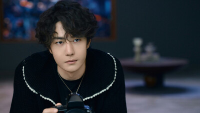 YIBO-OFFICIAL：
#YIBO MOMENT#
开工第一天，打起精神来！！
惊喜侧拍花絮图送达！@UNIQ-王一博 ​​​