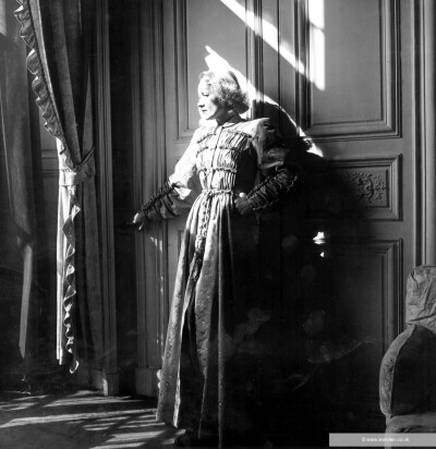 Marlene Dietrich wearing Schiaparelli's [house] coat, Paris, France.
Ph:Lee Miller,for Vogue 1944.
