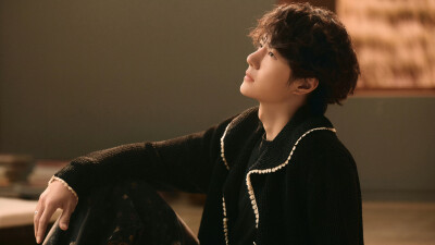 YIBO-OFFICIAL：
#YIBO MOMENT#
开工第一天，打起精神来！！
惊喜侧拍花絮图送达！@UNIQ-王一博 ​​​