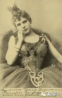 另一位来自米兰的皮叶丽娜·莱格纳尼（Pierina Legnani）步前者后尘，也自1892年起在马林斯基剧院跳舞，在彼季帕的剧目，如《灰姑娘》《天鹅湖》和《雷蒙达》中扮演了著名的角色。莱格纳尼获得了“女伶之冠”的称号，…