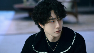 YIBO-OFFICIAL：
#YIBO MOMENT#
开工第一天，打起精神来！！
惊喜侧拍花絮图送达！@UNIQ-王一博 ​​​