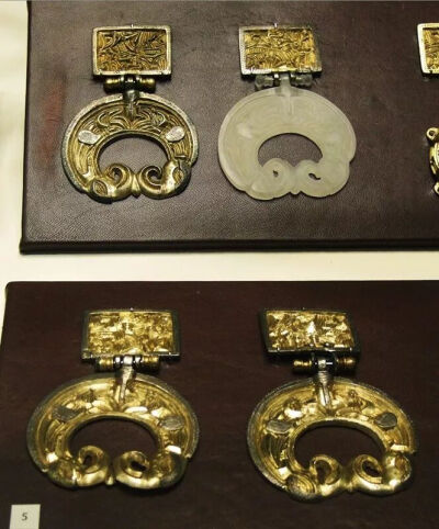 ▲ 新月护身符吊坠（约公元六世纪上半期）银镀金现藏于维也纳自然史博物馆