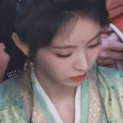 誓言在零下凝固成冰霜 摇摇欲坠在爱的树林上