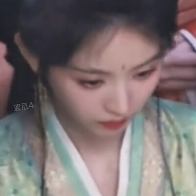 誓言在零下凝固成冰霜 摇摇欲坠在爱的树林上