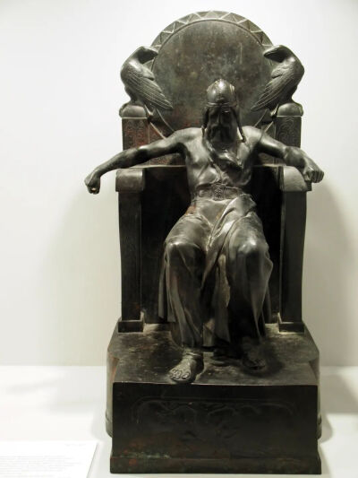 ▲ [德] 鲁道夫·梅森《奥丁坐像》，19世纪下半叶，青铜铸像德国雷根斯堡 历史博物馆藏