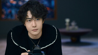 #王一博[超话]# · #YIBO MOMENT#
开工第一天，打起精神来！！
惊喜侧拍花絮图送达！[努力][努力]@UNIQ-王一博 ​​​