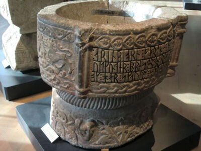 ▲ 瑞典斯莫兰西部Burseryd 教区教堂的 13 世纪石质洗礼池，上用卢恩文写道：“Arnbjörn创造了我，Vidkun牧师记录了我，我将在此世间驻留很久”瑞典斯德哥尔摩 国家历史博物馆藏