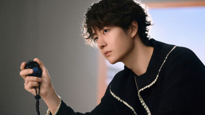 #王一博[超话]# · #YIBO MOMENT#
开工第一天，打起精神来！！
惊喜侧拍花絮图送达！[努力][努力]@UNIQ-王一博 ​​​