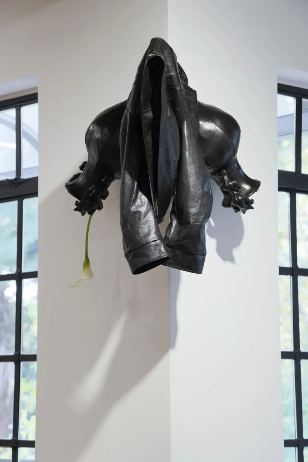 《众犬和鸣》，2025，绵羊皮、龙骨和树脂，95 × 70 × 20 厘米，由CHERUBY委任创作