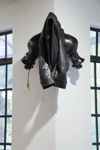 《众犬和鸣》，2025，绵羊皮、龙骨和树脂，95 × 70 × 20 厘米，由CHERUBY委任创作