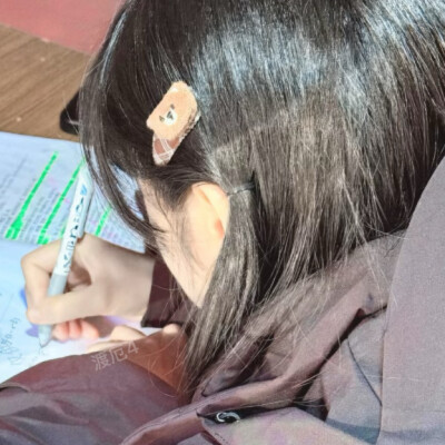 我的心是七层塔檐上悬挂的风铃 此起彼伏敲扣着一个人的名字 这是寂静的脉搏 日夜不停