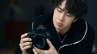 #王一博[超话]# · #YIBO MOMENT#
开工第一天，打起精神来！！
惊喜侧拍花絮图送达！[努力][努力]@UNIQ-王一博 ​​​