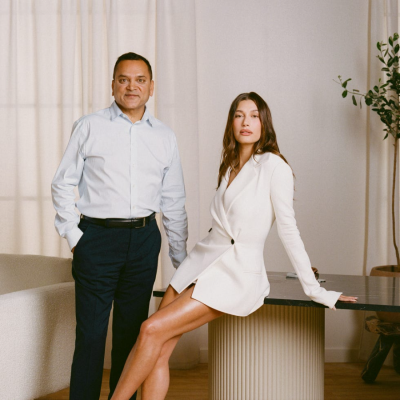 左：e.l.f. Beauty 公司董事长兼首席执行官 Tarang Aminharpersbazaar