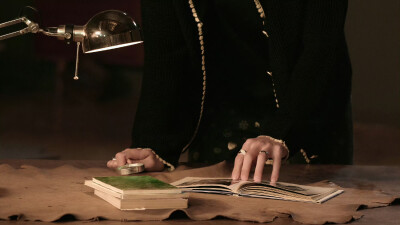 #王一博[超话]# · #YIBO MOMENT#
开工第一天，打起精神来！！
惊喜侧拍花絮图送达！[努力][努力]@UNIQ-王一博 ​​​