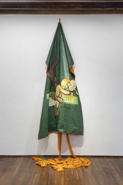 《一步一景 II》，2025，透明绵羊皮、树脂、弹力棉布、皮革和回收面料，234 × 166 厘米，由CHERUBY委任创作