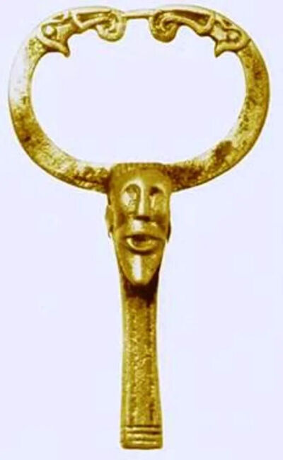 ▲“歌唱者”奥丁青铜镀金琴轸，公元8世纪中叶，高5.4 cm，1975年出土于俄罗斯Staraya Ladoga
俄罗斯圣彼得堡 冬宫博物馆藏