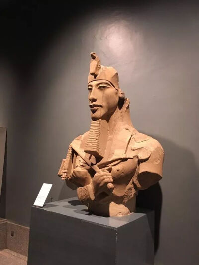 ▲ 法老阿赫那顿半身像作于古埃及第十八王朝，约公元前1365年现藏于埃及卢克索博物馆