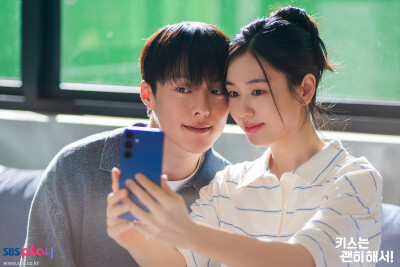 BY爱喝可乐的古娜小姐 韩国 一吻爆炸