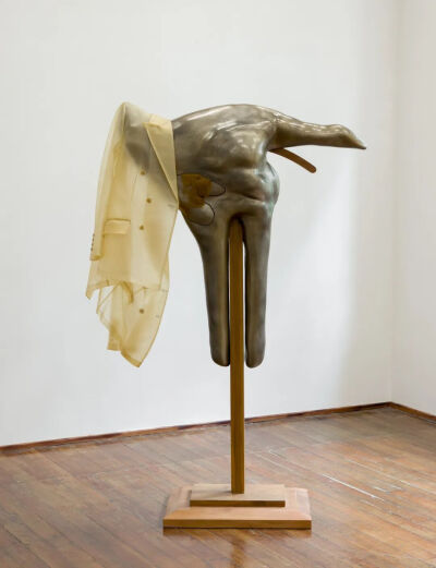 《夜幕骑士》，2025，铜、透明牛皮、木头和羊驼毛，99 × 42 × 159 厘米，由CHERUBY委任创作