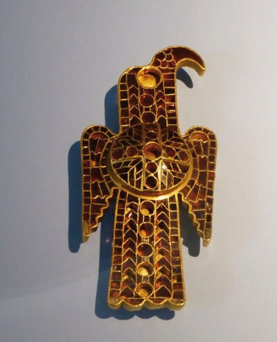 ▲[东哥特] 金錾胎嵌石榴石雄鹰别针，约公元500年，高12 cm，出土于圣马力诺的多马尼亚诺
德国纽伦堡 日耳曼博物馆藏