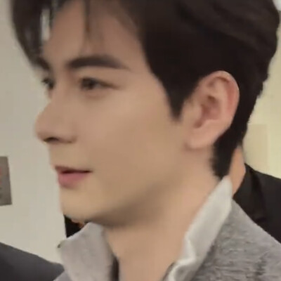 张开双手变成翅膀守护你