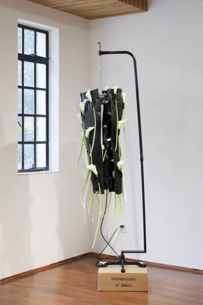 《我们是呼吸的火山》，2025，绵羊皮、铸铁架、永磁直流电动机、纸箱和马蹄莲，44 × 44 × 230 厘米，由CHERUBY委任创作