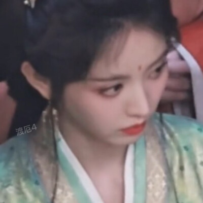 誓言在零下凝固成冰霜 摇摇欲坠在爱的树林上