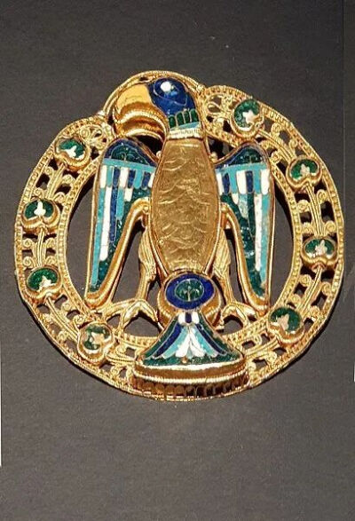 ▲金錾胎嵌珐琅及彩色玻璃雄鹰别针，公元9-11世纪，直径9.3-9.7 cm，重88.3克，1880年出土于德国美因茨德国美因茨 州立博物馆藏