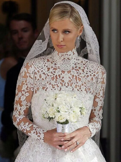 为Nicky Hilton设计的婚礼礼服。她是大家熟知的Paris Hilton的妹妹，2015年嫁入豪门罗斯柴尔德家族。