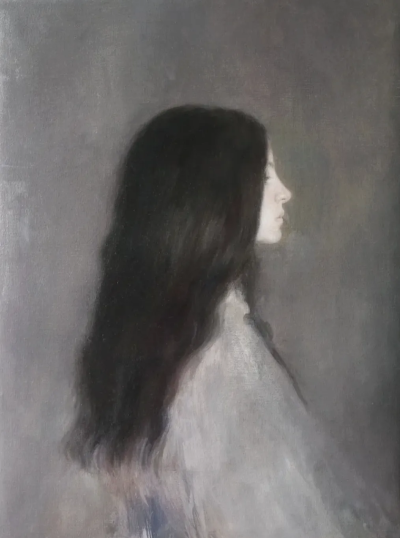 安娜·马迪亚是一位意大利当代具象画家，以高度写实却富有情绪深度的人物绘画而受到关注。她的作品多以女性形象为核心，画面构图克制而亲密，人物常处于沉思、停顿或自我凝视的状态之中。马迪亚擅长运用柔和而精准的…