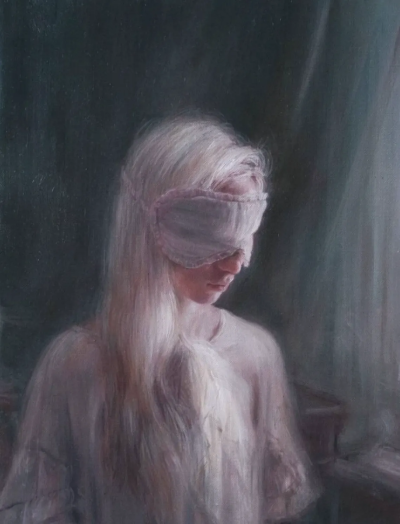 安娜·马迪亚是一位意大利当代具象画家，以高度写实却富有情绪深度的人物绘画而受到关注。她的作品多以女性形象为核心，画面构图克制而亲密，人物常处于沉思、停顿或自我凝视的状态之中。马迪亚擅长运用柔和而精准的…