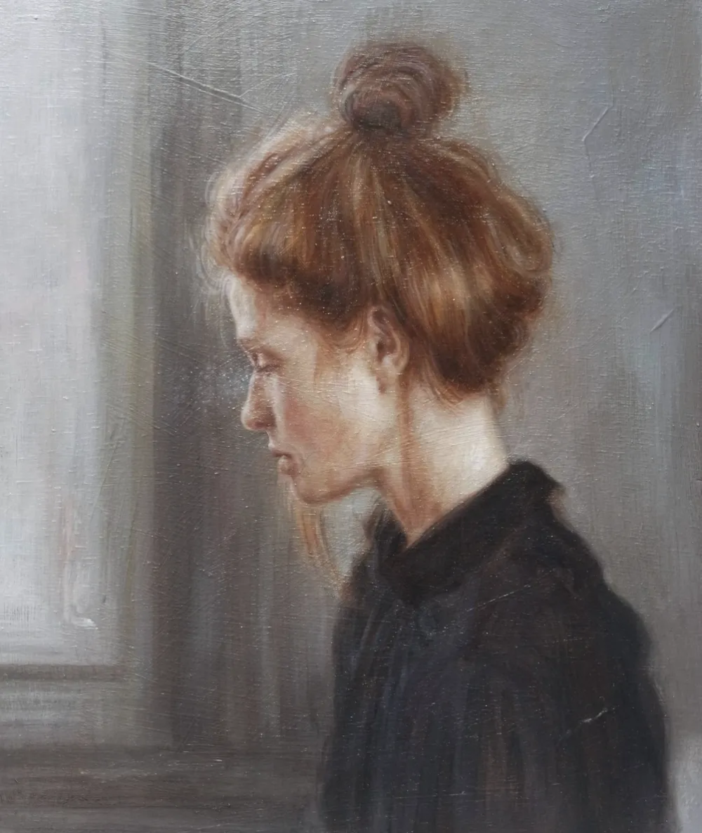 安娜·马迪亚是一位意大利当代具象画家，以高度写实却富有情绪深度的人物绘画而受到关注。她的作品多以女性形象为核心，画面构图克制而亲密，人物常处于沉思、停顿或自我凝视的状态之中。马迪亚擅长运用柔和而精准的光线、细腻的肤色层次与低饱和度的色彩，使画面在写实基础上呈现出安静、内省且略带脆弱感的氛围。