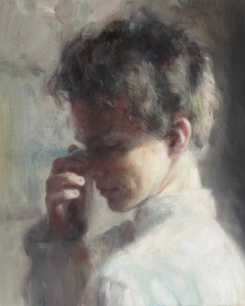 安娜·马迪亚是一位意大利当代具象画家，以高度写实却富有情绪深度的人物绘画而受到关注。她的作品多以女性形象为核心，画面构图克制而亲密，人物常处于沉思、停顿或自我凝视的状态之中。马迪亚擅长运用柔和而精准的光线、细腻的肤色层次与低饱和度的色彩，使画面在写实基础上呈现出安静、内省且略带脆弱感的氛围。