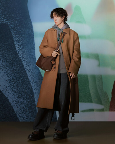 VOGUEplus：
「#VOGUE+热感器# TEMP CHECK」LOEWE罗意威呈献2026马年新春特别企划：携手上海美术电影制片厂联合创作动画创意片，由品牌全球品牌代言人@UNIQ-王一博 出镜，向彭文席先生的经典童话《小马过河》致敬。…