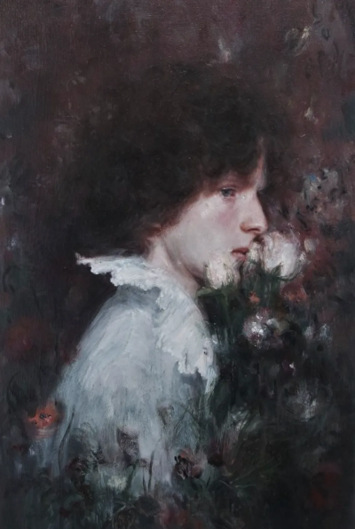 安娜·马迪亚是一位意大利当代具象画家，以高度写实却富有情绪深度的人物绘画而受到关注。她的作品多以女性形象为核心，画面构图克制而亲密，人物常处于沉思、停顿或自我凝视的状态之中。马迪亚擅长运用柔和而精准的…