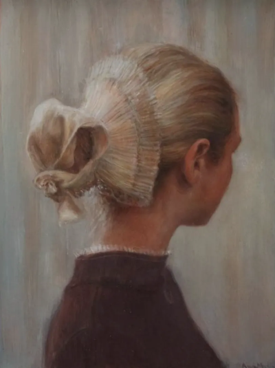 安娜·马迪亚是一位意大利当代具象画家，以高度写实却富有情绪深度的人物绘画而受到关注。她的作品多以女性形象为核心，画面构图克制而亲密，人物常处于沉思、停顿或自我凝视的状态之中。马迪亚擅长运用柔和而精准的…