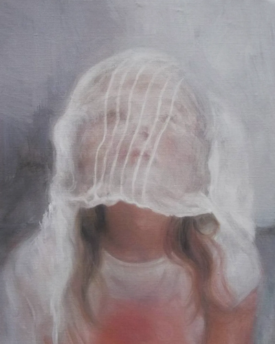 安娜·马迪亚是一位意大利当代具象画家，以高度写实却富有情绪深度的人物绘画而受到关注。她的作品多以女性形象为核心，画面构图克制而亲密，人物常处于沉思、停顿或自我凝视的状态之中。马迪亚擅长运用柔和而精准的…