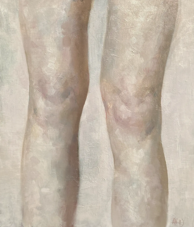 艾娜·克洛塔斯是一位西班牙当代画家，以敏感而克制的具象绘画语言而受到关注。她的作品多以人物，尤其是女性形象为核心，画面氛围安静而内省，人物常处于沉思、停顿或情绪尚未明朗的瞬间。克洛塔斯擅长运用柔和的色…