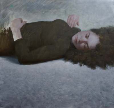 艾娜·克洛塔斯是一位西班牙当代画家，以敏感而克制的具象绘画语言而受到关注。她的作品多以人物，尤其是女性形象为核心，画面氛围安静而内省，人物常处于沉思、停顿或情绪尚未明朗的瞬间。克洛塔斯擅长运用柔和的色…