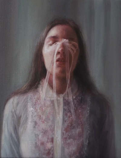 安娜·马迪亚是一位意大利当代具象画家，以高度写实却富有情绪深度的人物绘画而受到关注。她的作品多以女性形象为核心，画面构图克制而亲密，人物常处于沉思、停顿或自我凝视的状态之中。马迪亚擅长运用柔和而精准的…