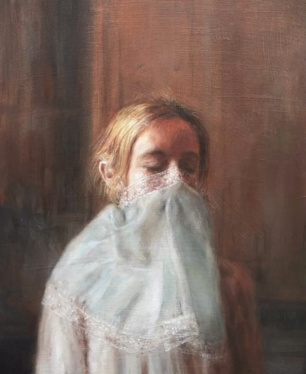 安娜·马迪亚是一位意大利当代具象画家，以高度写实却富有情绪深度的人物绘画而受到关注。她的作品多以女性形象为核心，画面构图克制而亲密，人物常处于沉思、停顿或自我凝视的状态之中。马迪亚擅长运用柔和而精准的光线、细腻的肤色层次与低饱和度的色彩，使画面在写实基础上呈现出安静、内省且略带脆弱感的氛围。